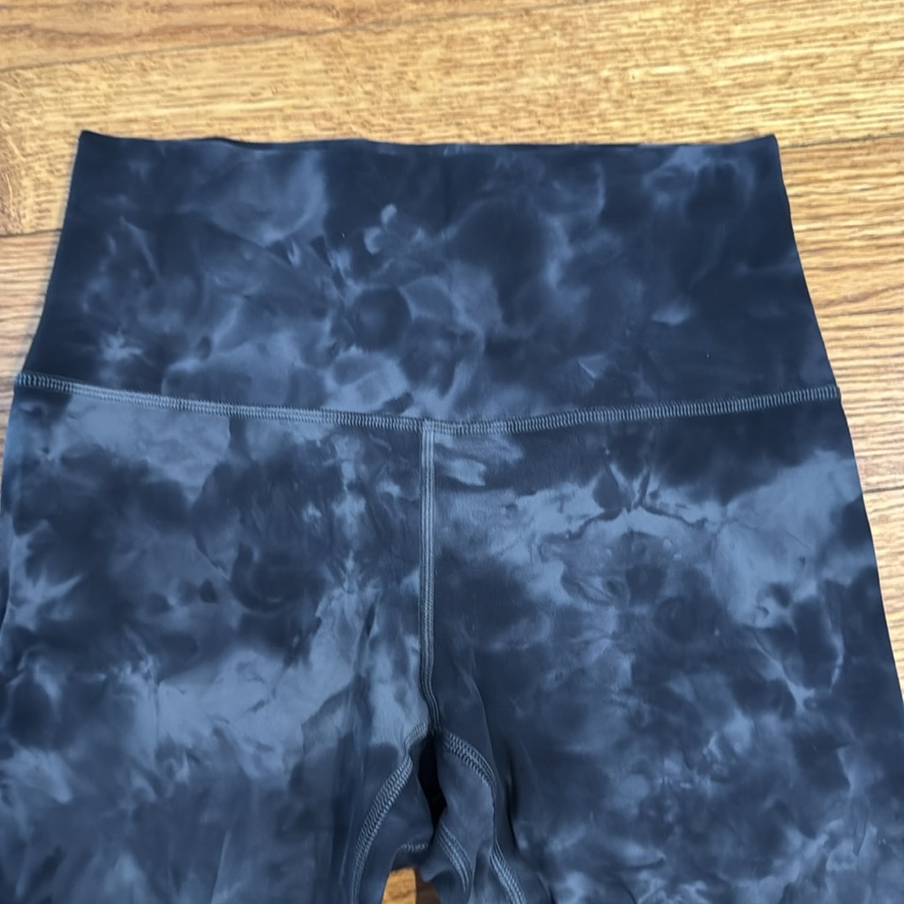 Like new - Lululemon Align leggings. Size 6. 25” length. Color grey.